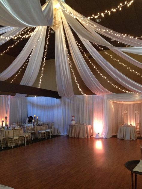 Ceiling Wedding Design, Drapes For Quince, Draping Lights From Ceiling, Ceiling Design For Party, Drapes For Party Decor, Ceiling Drapes With Lights, Quince Ceiling Decorations, Wedding Reception Lighting Indoor, Ideas Para Decorar Bodas En Salon