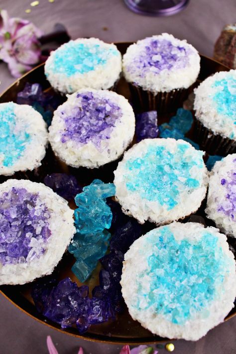 Make gorgeous cupcakes that look like geode rocks with some rock candy! via ajoyfulriot.com Geode Desserts, Geode Cupcakes, Cakes Trending, Gem Cake, Crystal Cupcakes, Diy Geode, Geode Wedding, Geode Cake, Slumber Party Games