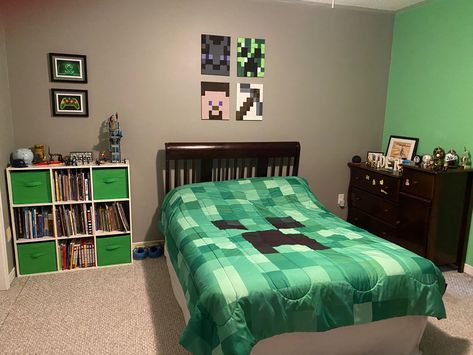 Minecraft Playroom Ideas, Minecraft Bedroom Paint Ideas, Minecraft Room Painting Ideas, Minecraft Theme Bedroom, Roblox Room Ideas For Boys, Boys Room Gamer Bedroom Ideas, Minecraft Room Ideas In Real Life, Roblox Bedroom Ideas For Boys, Minecraft Kids Room Ideas