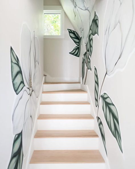 Paint a Wall Mural Narrow Stairwell Decor, How To Decorate Staircase Wall, How To Paint Stairwell, Narrow Stairway Decorating, Stairway Paint Ideas, Stairwell Decorating Ideas, Decorate Staircase Wall, Staircase Painted, Staircase Walls