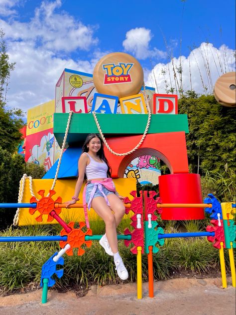 Toy Story Land Photo Ideas, Disney Poses Hollywood Studios, Hollywood Disney World, Orlando Pics Ideas, Disney Hollywood Studios Photo Ideas, Disney Photo Ops, Hollywood Studios Florida, Hollywood Studios Pictures Ideas, Toy Story Land Outfit