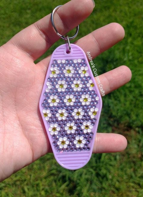 Hotel Keychain Diy, Bedazzled Keychain, Bedazzle Art, Hotel Keychain Ideas, Keychain Design Ideas, Market Patterns, Cricut Keychains, Rhinestone Stuff, Rhinestone Ideas