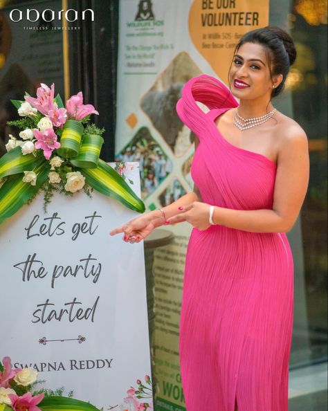 Swapna Reddy looks stunning adorning Diamond jewellery from the House of Abaran for her birthday celebration 🎉 #diamondjewellery #celebratewithabaran #abarantimelessjewellery #abaranbangalore Swapna Reddy, Get The Party Started, Timeless Jewelry, Diamond Jewellery, Birthday Celebration, Diamond Jewelry, The House, Celebrities, Birthday