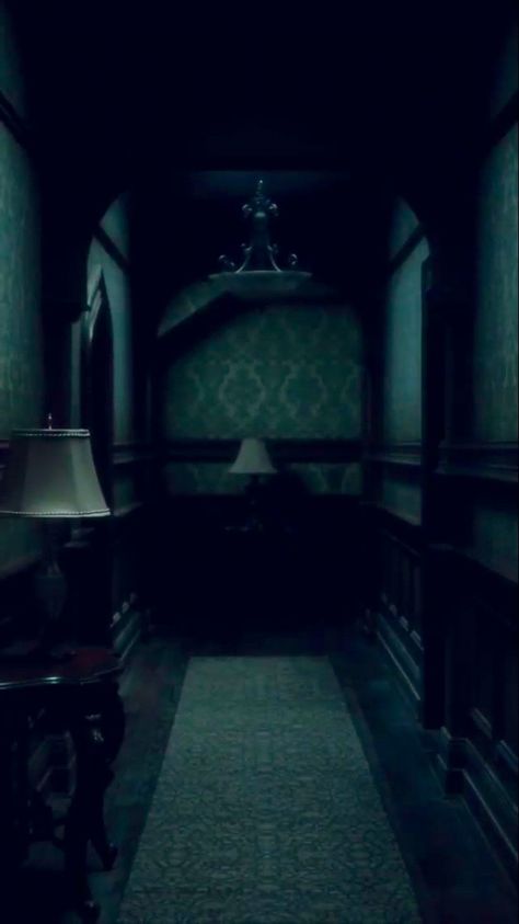 Haunted House Horror Movies, Haunting Hill House Aesthetic, Haunted House On Hill, Haunting On Hill House, Haunted Manor Aesthetic, Haunted Houses Aesthetic, Heelshire Mansion, Haunting Of Hill House Wallpaper, The Haunting Of Bly Manor Aesthetic