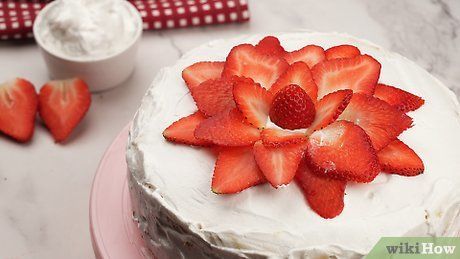 Strawberries On Cake Decoration, Decorative Strawberries On Cake, Decorate Cheesecake With Strawberries, Decorating A Cake With Strawberries, Strawberry Decorations On Cake, Strawberry Decorations Cake, How To Decorate A Cake With Strawberries, Decorating Cake With Strawberries, How To Decorate A Strawberry Cake