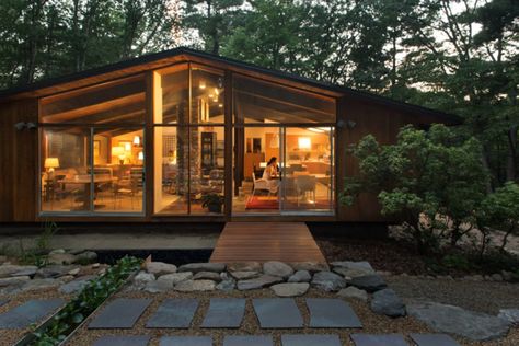 Exterior Mid Century Cabin Design Photos and Ideas - Dwell Mid Century Cabin, Retro Cabin, Mid Century Contemporary, Prefab Buildings, Ranch Remodel, Cottage Lake, Cabin Exterior, Casa Country, Midcentury Home