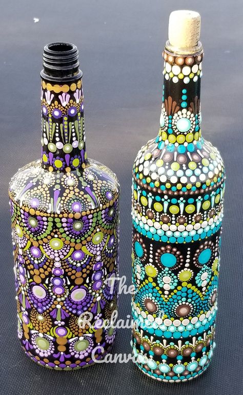 Mandala Art Glass Painting, Dot Painting Bottles, Dot Art On Bottles, Dotted Bottles, Dot Painting On Bottles, Wine Bottle Garden Ideas, Bottle Garden Art, Painting Wine Bottles, Bottle Garden Ideas