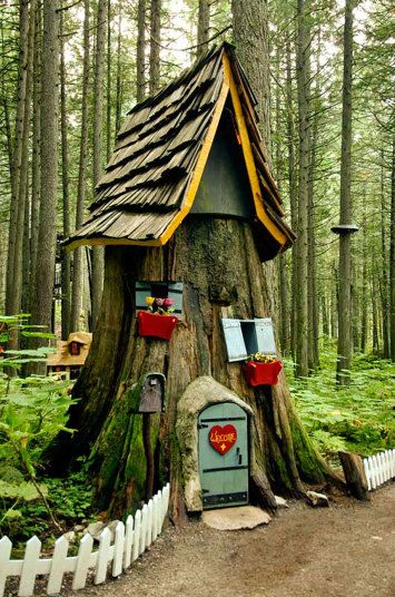 Stumps Ideas, Stump Art, Hobbit Holes, Stump Ideas, Tre Kunst, Fairy Tree Houses, Privacy Plants, Tree Stumps, Fairy Tree