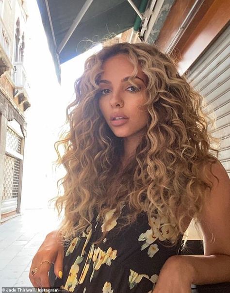 Half Up Natural Curly Hairstyles, Dark Roots Blonde Hair Balayage Curly, Curly Bronde Haircolor, Carmel Blonde Curly Hair, Natural Curly Hair Balayage, Neutral Skin Tone Hair Color, Long Curly Hair With Layers, Curly Hair Highlights And Lowlights, Money Piece Curly Hair