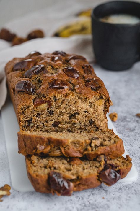 This Banana Date Nut Bread is a healthy twist on a classic. It's naturally sweetened with the help of bananas and dates and also uses healthier spelt flour instead of wheat flour. This loaf is also super moist and so delicious! A great dessert, breakfast, or snack. #dessert #healthy #sugarfree #bread #dates Baking With Dates Instead Of Sugar, Banana Date Nut Bread, Banana Date Bread, Banana And Date Loaf, Cake Loaves, Coconut Flour Banana Bread, Date Bread, Date Nut Bread, Bread Healthy