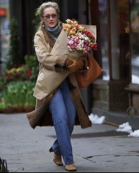 nyc flowershop Nancy Meyers Fall Fashion, Nancy Myers Christmas Aesthetic, Nancy Meyers Aesthetic Fall, Nyc Nanny Aesthetic, Nancy Meyers Movies Aesthetic, Pattie Boyd, Nancy Meyers, Bridget Jones, Coastal Granddaughter