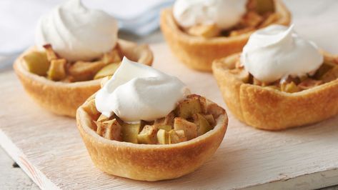 These adorable miniature apple pies are perfect for lunchboxes, dessert trays and surprise treats. Best of all, they can be made ahead! Apple Pie Recipe Pillsbury, Apple Pie Bites Recipe, Individual Apple Pies, Apple Pie Cups, Mini Apple Pie Recipe, Mini Apple Pie, Pie Ideas, Perfect Apple Pie, Fall Pies