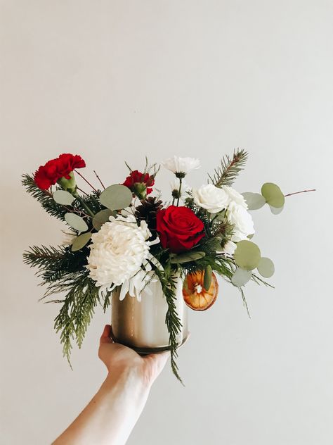 Christmas Party Flower Arrangements, Simple Winter Floral Arrangements, Small Winter Flower Arrangements, Simple Winter Flower Arrangements, Easy Christmas Flower Arrangements, Mini Christmas Floral Arrangements, Small Christmas Floral Arrangements Diy, Simple Christmas Floral Arrangements, Simple Christmas Arrangements