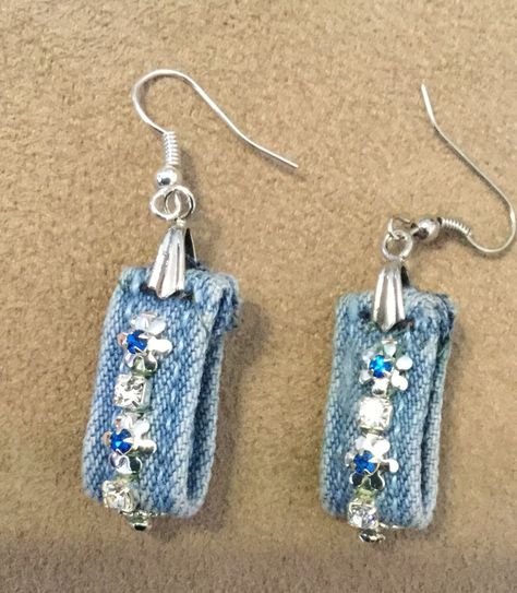 DIY earrings - Amazing what you can make from bits of leftover jeans. Jean Jewelry Diy, How To Make Denim Earrings, Jean Earrings Diy, Jeans Jewellery Ideas, Denim Earrings Diy, Denim Jewelry Diy, Blue Jean Earrings, Jean Earrings, Jeans Earrings