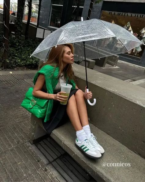 Adidas Samba trainers are the hottest style right now; here are ten different ways to style these iconic sneakers for casual summer outfits. Sambas Adidas Women Outfit, Adidas Superstar 80s, Adidas White Sneakers, Look Adidas, High Top Adidas, European Summer Outfits, Adidas Samba Sneakers, Casual Lace, Green Outfit