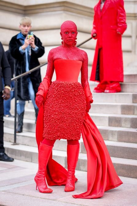 Doja Cat Red Crystals, Doja Cat Red Outfit, Doja Cat Fashion Week, Doja Cat Fashion, Doja Cat Red, Fashion Week Dress To Impress, Iconic Costumes, Dress Beach Outfit, Fashion Week Dresses