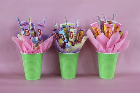 Miss Kopy Kat: Using Spray Foam In Candy Bouquets Graduation Candy Bouquet, Candy Boquets, Strawberries Bouquet, Football Candy, Cheap Bouquet, Candy Bar Bouquet, Esl Materials, Lollipop Bouquet, Easter Cups