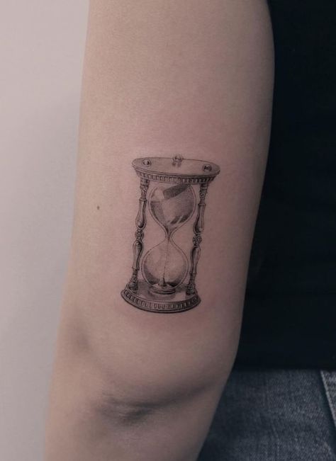 Hourglass Tattoo Realistic, Microrealism Tattoo Ideas, Grey Scale Tattoo, Black Mirror Tattoo, Small Hourglass Tattoo, Hourglass Tattoo Men, Small Black And Grey Tattoos, Uncommon Tattoos, Hourglass Tattoo Feminine