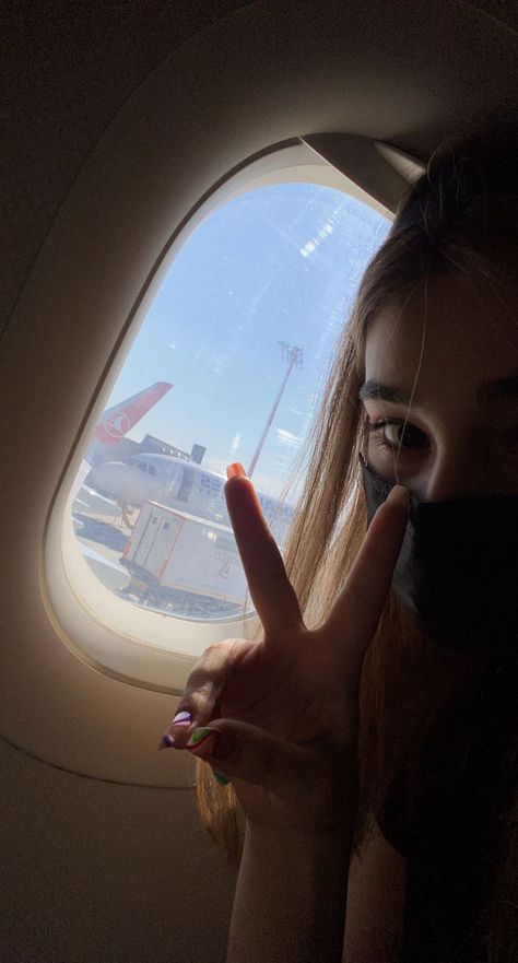 Aesthetic Aeroplane Pictures, Airport Selfie Aesthetic, Plane Selfie Aesthetic, Airplane Pictures Ideas, Plane Girl Aesthetic, Airplane Pics Aesthetic, Airplane Selfie Aesthetic, Picture In Airplane, Airplane Poses Ideas