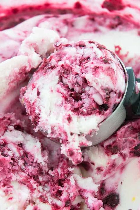 Raspberry Frozen Yogurt - Frozen Yogurt Recipe Frozen Deserts, Ninja Creamy, Yogurt Frozen, Strawberry Cheesecake Ice Cream, Frozen Yogurt Recipes, Strawberry Cheesecake Recipe, Cheesecake Oreo, Fruity Recipes, Ice Cream Maker Recipes