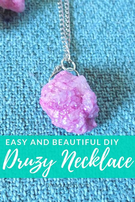 Easy and Beautiful DIY Druzy Necklace | Sometimes creating your own beautiful and unique jewelry is exactly what you need for some fashionable self-care. First, of course, you get the recharge from crafting and creating. Secondly, you get the mood boost from looking beautiful in your new jewels. This DIY druzy jewelry set is the perfect set to create when you’re a busy mom short on time.  #diyjewelry #jewelrymaking #druzy #druzyjewelry #necklace #fashion Jewelry Tree Diy, Diy Geode, Simple Statement Necklace, Making Jewelry For Beginners, Geode Jewelry, Pretty Crafts, Geode Necklace, Easy Jewelry, Diy Jewelry Unique