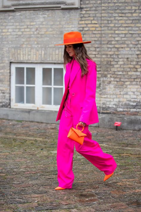 All Pink Street Style, Fashion Week Style Inspiration, Bright Fashion Aesthetic, Colorful Fashion Aesthetic, Street Style Colorful, Pink Fashion Aesthetic, Pink Street Style, Serious Outfit, Colorblock Fashion