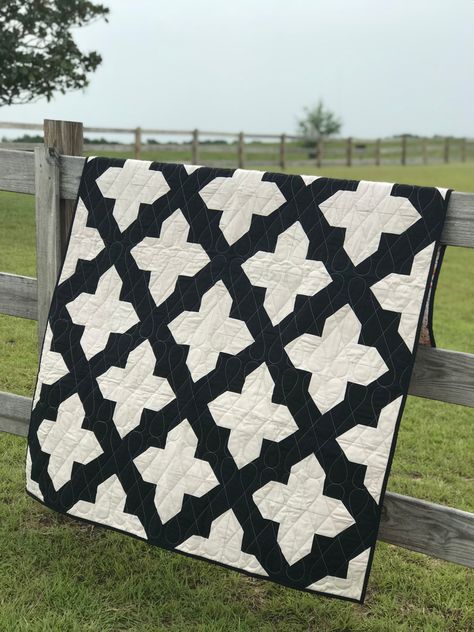 Magnolia Quilt Pattern Black And White Quilt, Jeans Recycling, Two Color Quilts, Black And White Quilts, White Quilts, Quilt Modernen, Classic Quilts, Quilt Binding, Quilt Baby