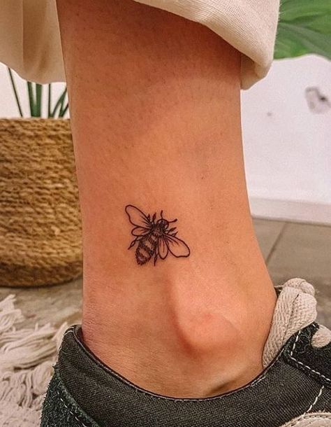 Small Bee Tattoo, Bee Tattoos, Honey Bee Tattoo, Second Tattoo, Tattoo Henna, Bee Tattoo, Discreet Tattoos, Dainty Tattoos, Dream Tattoos