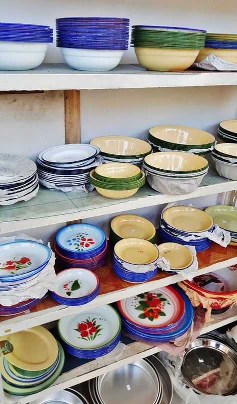 Old-School Crockery and Enamelware from Hai Seng Porcelain @ Sago Lane Bunny Chow, Enamel Dishes, Food Resources, Kitchen Organisation, Vintage Enamelware, Seafood Restaurant, Kitchen Items, Bars Recipes, Restaurant Design