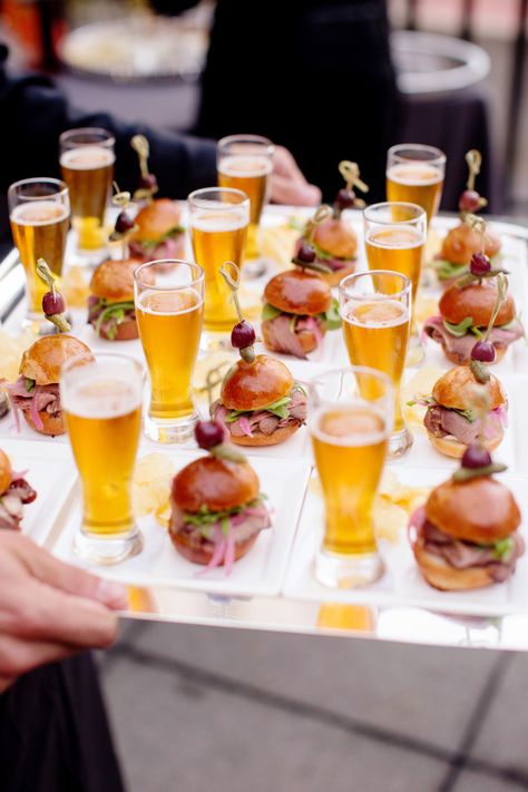 15 fun & creative ways to serve beer at your wedding: http://www.stylemepretty.com/collection/1293/ Katering Pernikahan, Wedding Canapes, Cocktail Hour Food, Wedding Food Stations, Wedding Appetizers, Reception Food, Food Stations, God Mat, Snacks Für Party