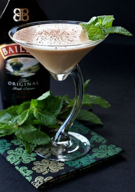 Sweet Martini Recipes, Baileys Martini, Baileys And Vodka, Sweet Martini, Chocolate Vodka, Raspberry Cocktail, Caramel Vodka, Chocolate Martini, After Dinner Drinks