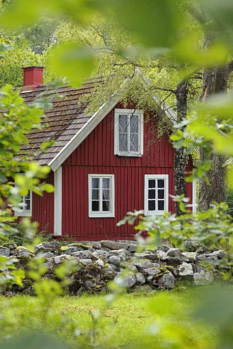 Red Country House Exterior, Red Sided Houses, Red House Siding Ideas Exterior, Red Cottage Exterior, Exterior Red House Colors, Red Exterior House Colors Farmhouse, Red House Exterior Farmhouse, Red Houses Exterior, Barn Red House Exterior