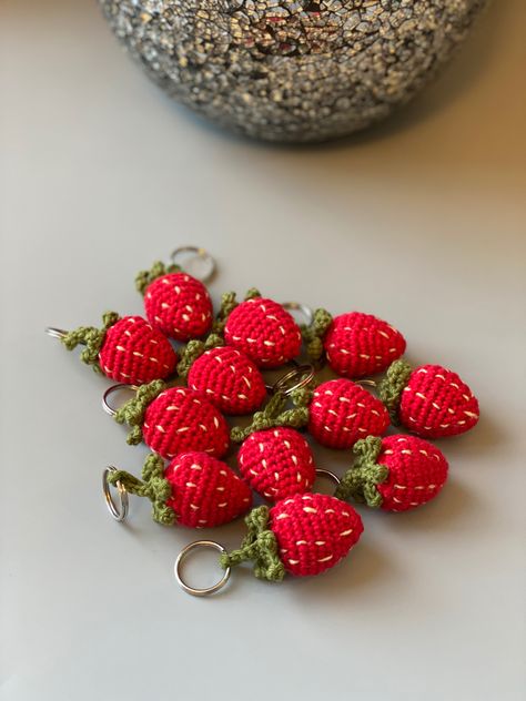 Crochet Strawberry Coin Pouch, Crochet A Keychain, Crochet Strawberry Keychain Pattern, Fruit Crochet Keychain, Quick Crochet Keychain, Crochet Keychain Cute, Strawberry Crochet Keychain, Cute Crochet Keychain Ideas, Crochet Strawberry Pattern Free