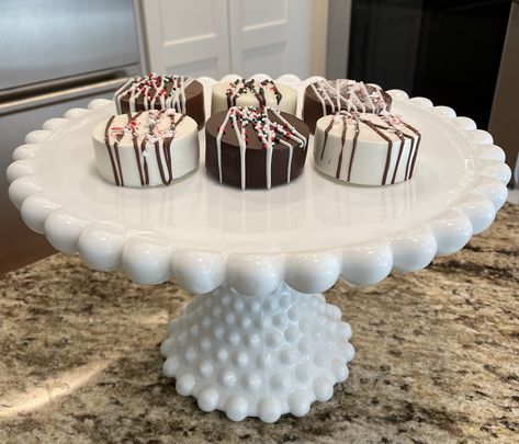 Want to learn how to make chocolate covered Oreos look like a professional made them? You can find out how in my blog! Chocolate Dipping, Chocolate Dipped Oreos, Dipped Oreos, Covered Oreos, Frozen Chocolate, Melted Chocolate, Chocolate Covered Oreos, Plastic Molds, Chocolate Dipped