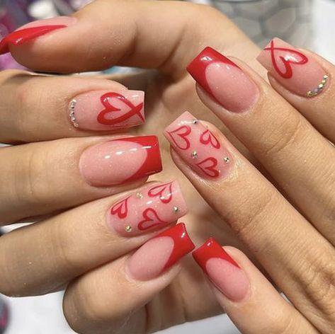 After fur nails, you probably thought that you had seen all the craziest nail art ideas. Very Short Valentines Day Nails, Polygel Valentines Nails, Valentines Nails Ideas Pink, Valentines Day Nail Inspo Short, Fun Valentines Nails Acrylic, Easy Vday Nails, Valentine Day Nails With Initial, Cute Valentines Nails Pink, Red Nails With Heart