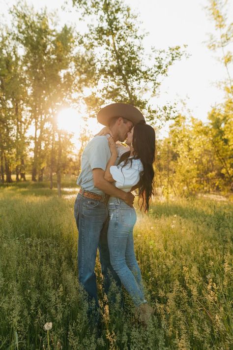 Hay Bale Engagement Photos, Fall Western Couples Photoshoot, Couples Western Photoshoot, Western Engagement Pictures Outfits, Engament Pics, Country Couple Photos, Western Engagement Pictures, Engament Photos, Western Couple Photoshoot