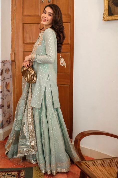 Walima Guest Outfit Pakistani, Nikah Guest Outfit, Nikkah Guest Outfit Ideas, Nikkah Guest Outfit, Pakistani Wedding Guest Outfits, Indian Wedding Guest Dress, Indian Summer Dress, Jeans Casual Outfit, Casual Bridal Dress