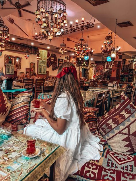 Turkish Cafe Interior Design, Turkish Lifestyle, Turkish Interior Design, Turkey Restaurant, Tea Room Interior, Turkish Interior, Turkish Cafe, Aesthetic Istanbul, Food Turkish