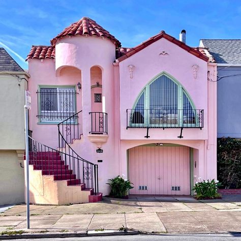 Julie Gebhardt • San Francisco (@juliegeb) • Instagram photos and videos San Francisco House Exterior, San Francisco Houses Interior, Art Deco House Exterior, Pink House Exterior, Architectural Photos, San Francisco Architecture, San Francisco Houses, Colorful Houses, Architecture Board