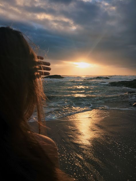 Sea Sunset Photography, Beach Poses Ideas Photography, Poses For Beach, Sunset Photo Ideas, Beach Pose Ideas, Beach Poses Aesthetic, Aesthetic Beach Photos, Summer Beach Vibes, Sunset Girl