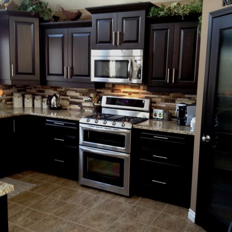 Kitchen Cabinet Dark Color Ideas, Black Kitchen Cabinets Brown Countertops, Charcoal Kitchen Cabinets With Brown Granite, Dark Brown Kitchen Ideas, Kitchens With Black Cabinets, Kitchen Decor Dark Cabinets, Black Home Interior, Brown Kitchen Ideas, Espresso Kitchen Cabinets