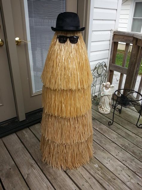 Cousin It - Tomato cage and grass skirts from the Dollar Store. Cousin It, Decorating Hacks, Diy Halloween Decor, Hallowen Costume, Zucca Halloween, The Addams Family, Halloween Tags, Homemade Halloween, Fantasias Halloween