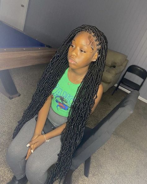 Long Black Soft Locs, Styles To Do With Long Soft Locs, Soft Knotless Locs, Soft Locs Hairstyles Black Women, Soft Locs 30 Inch, Butterfly Locs Long Small, Back To School Hairstyles Soft Locs, Soft Locs Triangle Parts, Focs Locs Hairstyles Long