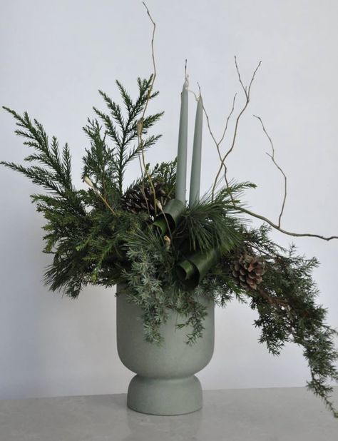 Modern Holiday Centerpiece, Xmas Flowers Floral Arrangements, Christmas Table Floral Arrangements, Holiday Greenery Arrangements, Christmas Greenery In Vase, White Christmas Flower Arrangements, New Year Bouquet, Christmas Vase Arrangements, Diy Dried Flower Arrangement