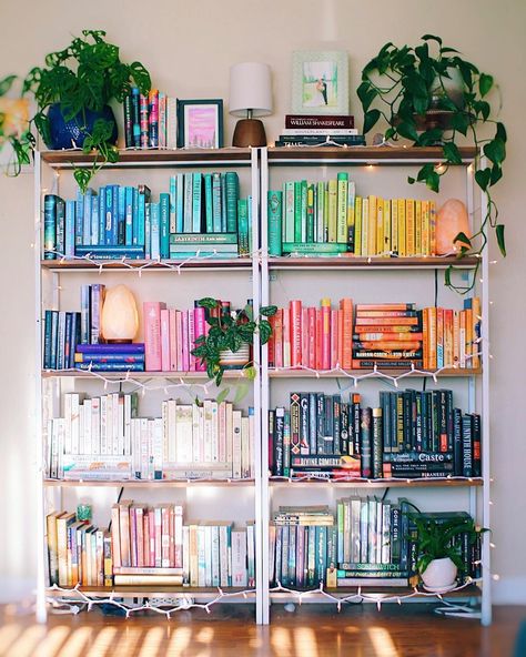 Rainbow Bookshelf Organization, Rainbow Shelves Book, Bookshelf Organized By Color, Book Shelf Color Ideas, Bookshelf Styling Rainbow, Bookshelf By Color, Rainbow Book Shelves, Bookish Shelf Decor, Rainbow Bookshelf Aesthetic