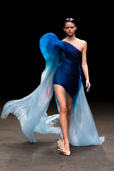 Iris Van Herpen Runway, Iris Van Herpen Aesthetic, Iris Herpen, Monaco Photoshoot, Blue Aesthetic Fashion, Iris Van Herpen Couture, Water Fashion, Haute Couture Style, Collection Couture