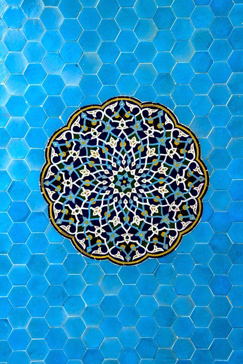 Yazd's beautiful Jameh Mosque was built in the 12th century on what historians believe was an earlier fire temple. Exquisite in shades of turquoise, royal blue and white. Persian Art Pattern, Iranian Motifs, Iranian Tile, Arab Design, Persian Tiles, Iranian Architecture, Persian Architecture, Persian Garden, Persian Art Painting