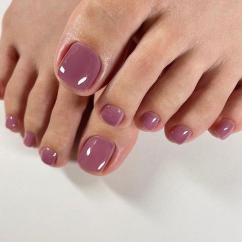 Classy Toenail Colors, Feet Nails Color Gel Polish, Mauve Pedicure Toenails, Pretty Toe Nails For Summer Simple, Summer Nails Feet Toenails, Toe Color Ideas Summer, Classy Pedicure Ideas Toenails, Toenail Polish Summer 2024, Nail Designs Mauve