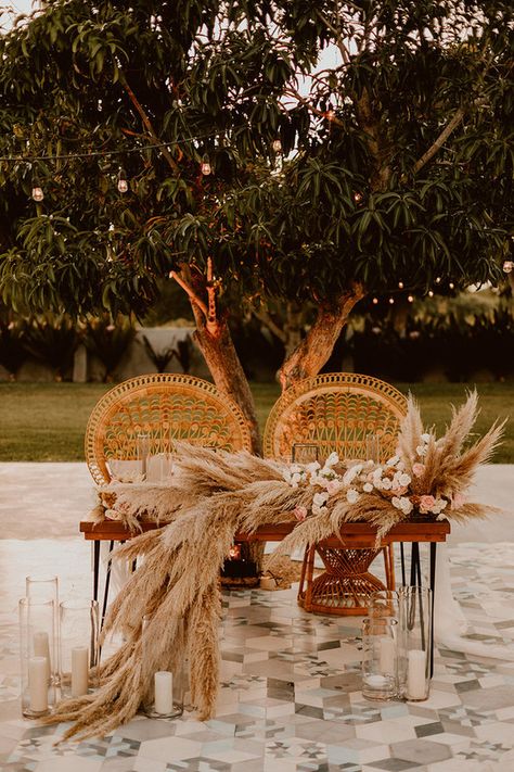 Wedding Cake On Sweetheart Table, Wedding Sweetheart Table Ideas Boho, Pampas Grass Sweetheart Table, Boho Cake Table Decor, Sweetheart Table Wedding Boho, Boho Sweetheart Table Wedding, Pampas Installation, Boho Wedding Cake Table, Sweetheart Table Boho