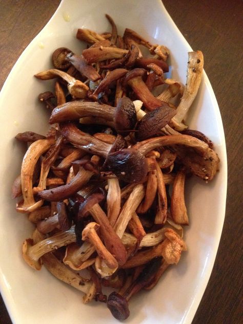 Crispy Roasted Beech Mushrooms Beech Mushroom Recipe, Mushroom Recipes Indian, Beech Mushrooms, Crispy Mushrooms, Fantasy Food, Mushroom Recipe, Vegetarian Menu, Veggie Meals, Broth Recipes